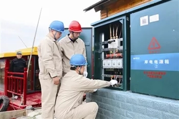 供電人員在安裝調試空氣源熱泵烘干機設備 供電人員在安裝調試空氣源熱泵烘干機設備